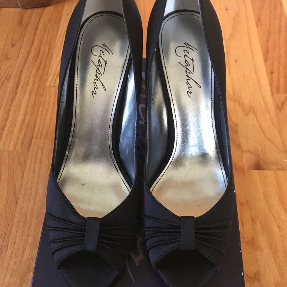 Metaphor peep toe pumps